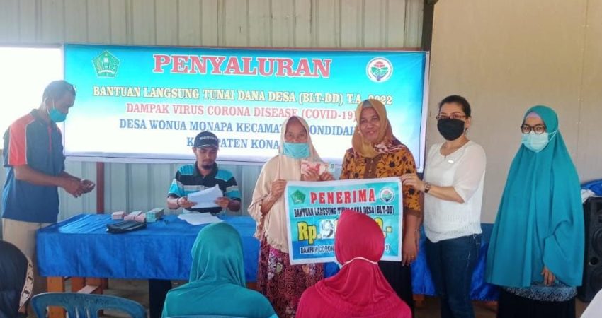 Bantu Ekonomi Warga, Pemdes Wonua Mandara Salurkan BLT