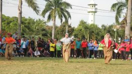 Balap Karung Antar Kepala Dinas Pemkab Jepara Jadi Tontonan Warga