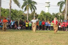 Perwakilan dari SKPD Lingkup Jepara dari kelompok putri berlomba lari karung dalam rangka HUT RI di kabupaten Jepara. FOTO : DSW