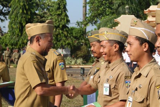 Wakil Bupati Jepara dian Kristiadi menyerahkan SK Kenaikan pangkat kepada PNS usai menggelar Apel Pagi di halaman kantor Bupati Jepara pagi tadi. FOTO : DSW