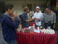 Dalam rangka memperingati HUT RI ke-72, Penggiat Kopi Yogyakarta menyediakan 5000 gelas kopi gratis bagi masyarakat dan wisatawan. FOTO : NADHIR ATTAMIMI