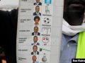 Seorang petugas pemilu menunjukkan surat suara setelah TPS ditutup selama pemilihan presiden di Kampala, Uganda, 14 Januari 2021. (Foto: REUTERS/Baz Ratner)