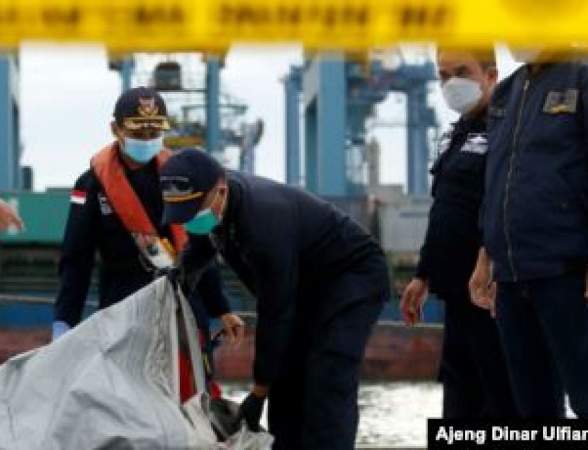 Serpihan Pesawat Sriwijaya Air dan Potongan Tubuh Ditemukan