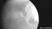 Gambar pertama Mars yang diambil oleh pesawat tak berawak Tianwen-1 China terlihat di gambar selebaran yang dirilis oleh Badan Antariksa Nasional China (CNSA) 5 Februari 2021. (Foto: CNSA via REUTERS)