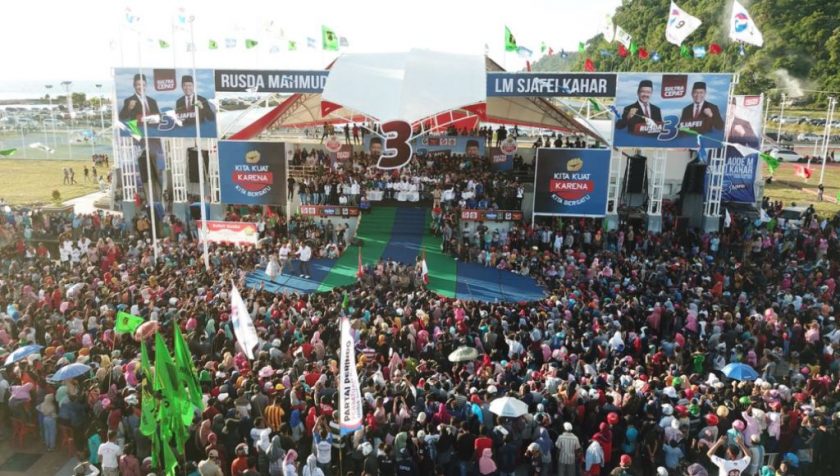 Ribuan Masyarakat Banjiri Alun &ndash; alun Lasusua Kolut
