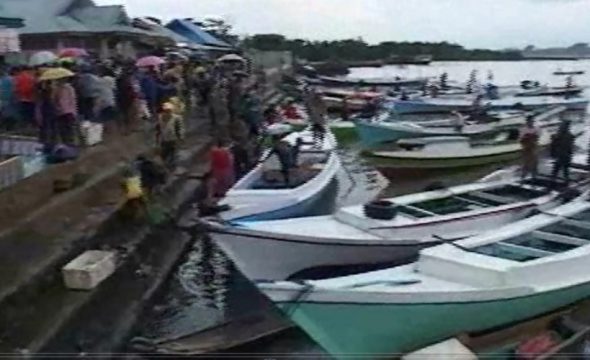Kapal nelayan di pelabuhan peleangan Ikan kendari saat ini memilih tidak melaut, sehingga harga ikan mulai mahal. FOTO ; FEBRI