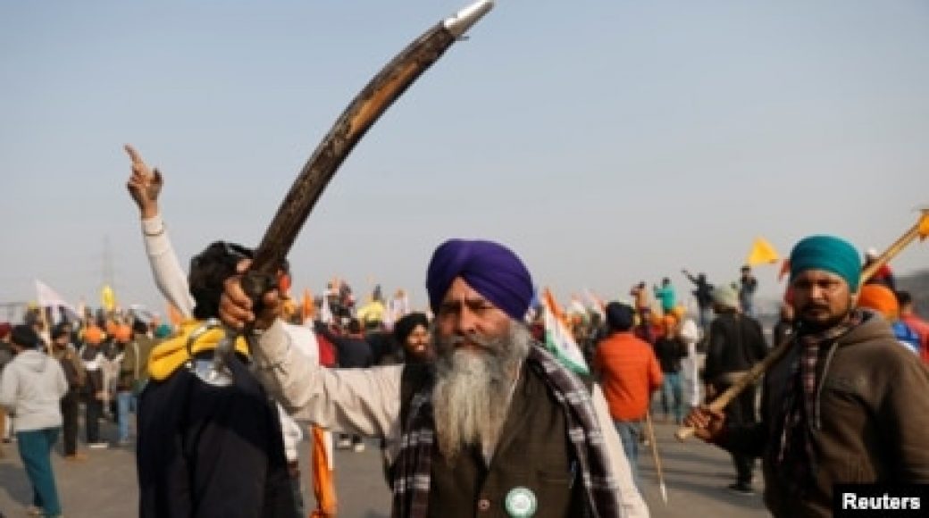 Ribuan Petani India Memblokir Jalan Raya dalam Aksi Demonstrasi