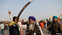 Seorang petani sedang memegang pedang dalam unjuk rasa untuk memprotes undang-undang pertanian pada acara Hari Republik India di Delhi, India, 26 Januari 2021. (Foto: REUTERS/Danish Siddiqui)