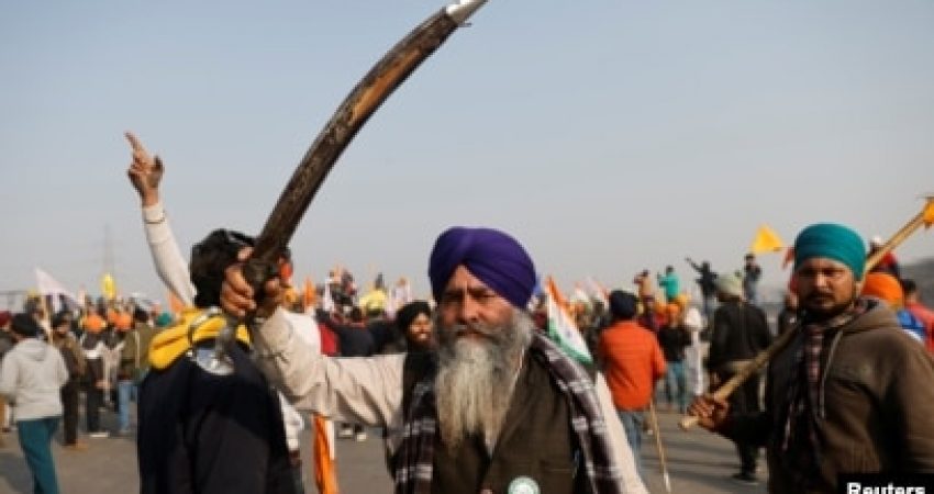 Ribuan Petani India Memblokir Jalan Raya dalam Aksi Demonstrasi