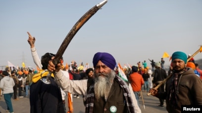 Seorang petani sedang memegang pedang dalam unjuk rasa untuk memprotes undang-undang pertanian pada acara Hari Republik India di Delhi, India, 26 Januari 2021. (Foto: REUTERS/Danish Siddiqui)