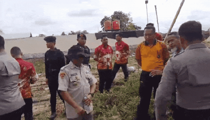 Hasan Halau Escavator Brimob Polda Sultra saat Tanaman Buat Menghidupi Keluarga Digusur