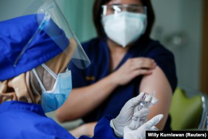 Seorang petugas medis menyiapkan dosis vaksin Sinovac untuk Covid-19 sebelum memberikannya kepada dokter di Jakarta, 19 Januari 2021. (Foto: Reuters/Willy Kurniawan)