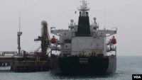 Kapal tanker minyak, Fortune, labuh jangkar di kilang El Palito dekat Puerto Cabello, Venezuela, 25 Mei 2020. (Foto: AP)