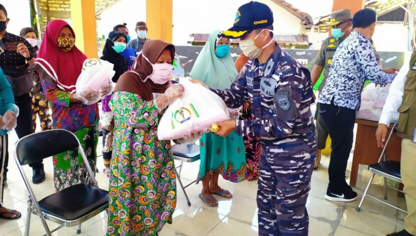 Lanal Batuporon-Forkopimda Bangkalan Bagi Sembako ke Masyarakat