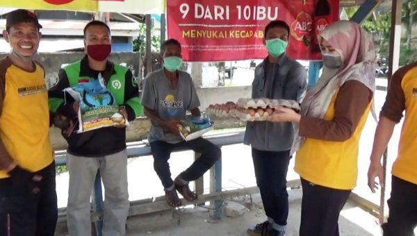 Bank Sultra Salurkan Paket Sembako untuk Warga Kurang Mampu