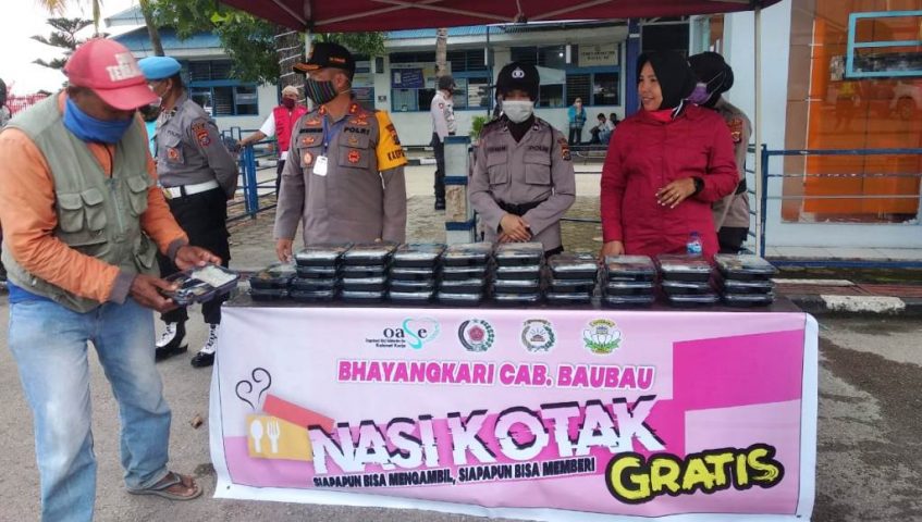 Polres Baubau Bersama Bhayangkari Bagi Makanan ke Buruh Pelabuhan