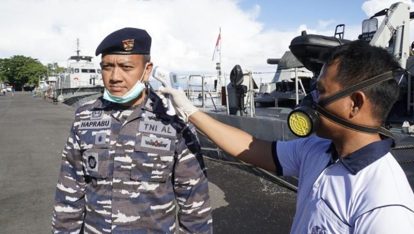 Tangkal Corona, KRI Sampari-628 Disemprot Disinfektan