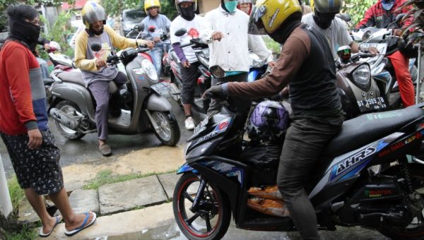 Forum Lintas Media Bagikan Sembako ke Warga Kurang Mampu di Kolaka