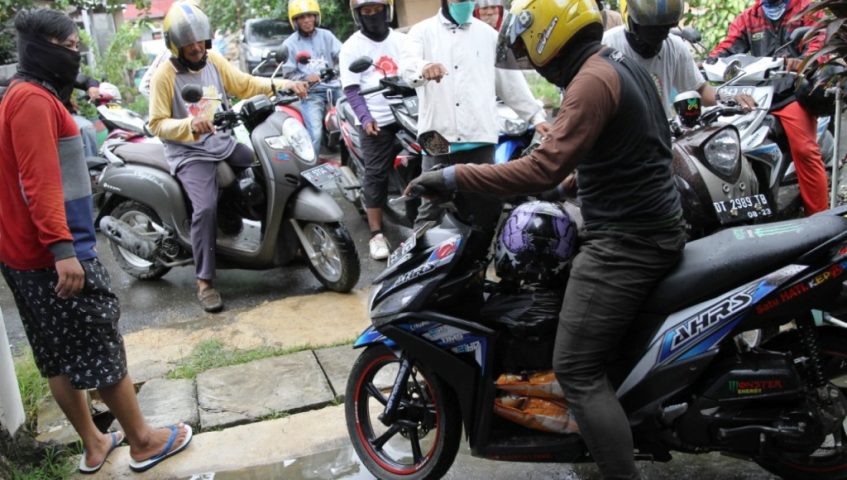 Forum Lintas Media Bagikan Sembako ke Warga Kurang Mampu di Kolaka