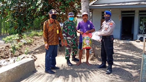 Warga Grajagan Dapat Bantuan Sembako dari Prajurit Posal Grajagan