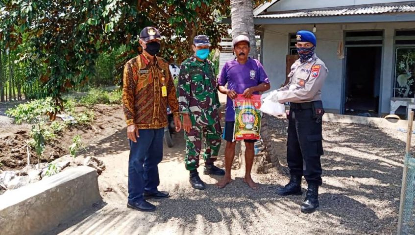 Warga Grajagan Dapat Bantuan Sembako dari Prajurit Posal Grajagan