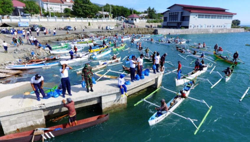 Danlanal Palu Sapa Warga Nelayan Terdampak Covid-19