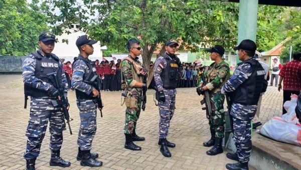 Prajurit KRI Sampari-628 Kawal Kas Keliling Bank Indonesia