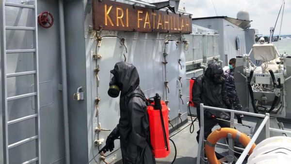 Satbrimob Polda Sultra Semprotkan Cairan Disinfektan di KRI Fatahillah