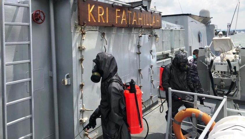 Satbrimob Polda Sultra Semprotkan Cairan Disinfektan di KRI Fatahillah