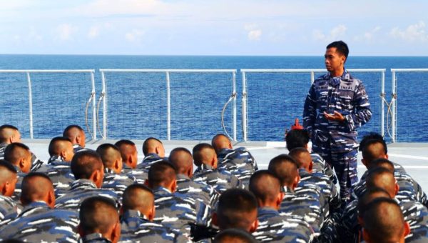 Prajurit KRI Makassar-590 Bekali Ilmu Navigasi Taruna AAL