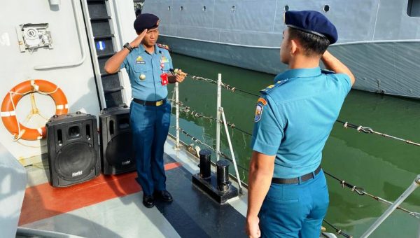 Kenaikan Pangkat Prajurit Digelar di Atas Geladak KRI Layang-635