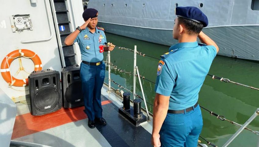 Kenaikan Pangkat Prajurit Digelar di Atas Geladak KRI Layang-635