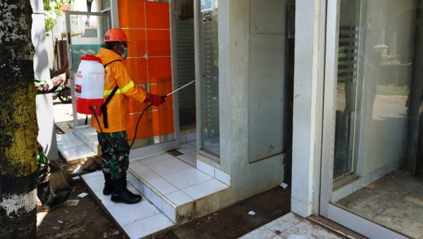 Cegah Corona, Kodim Jepara Diterjunkan Semprot Disinfektan di Pasar