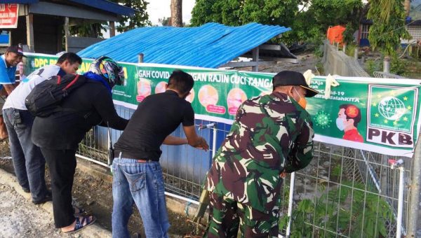 DPC PKB Kolaka Utara Siapkan Alat Pencuci Tangan di Pelabuhan Feri