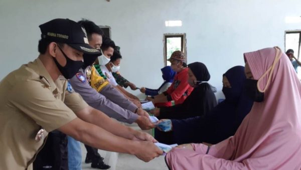 Pemdes Puulipu Konsel Bagikan BLT DD kepada 54 Warganya