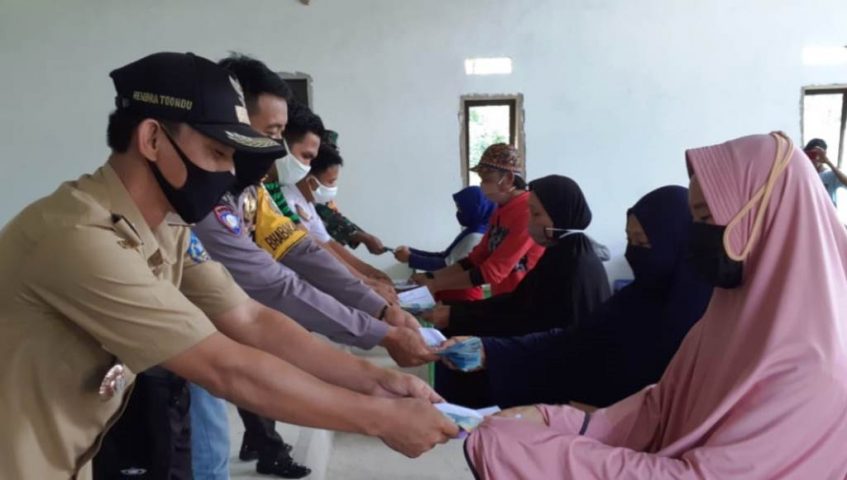 Pemdes Puulipu Konsel Bagikan BLT DD kepada 54 Warganya