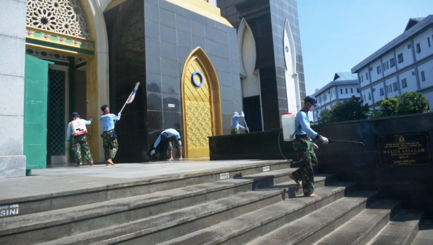Satkopaska Koarmada II Semprot Disinfektan di Tempat Ibadah