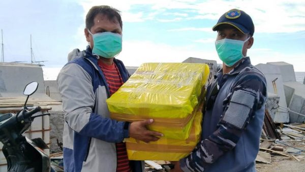 Tempuh Ratusan Kilometer, Kopral Dian Antar Masker ke Pejuang Covid-19 di Sulsel