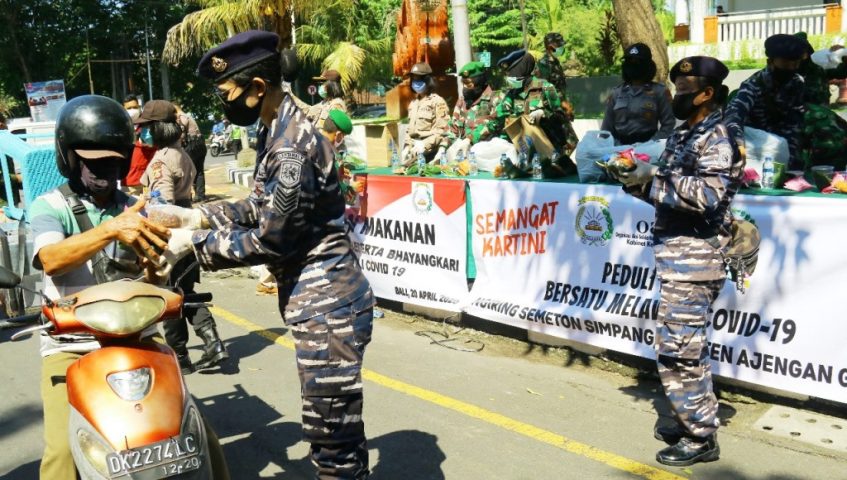 Aparat Gabungan Perempuan di Denpasar Bagi Sembako ke Warga