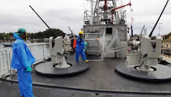 Tiba di Lanal Kendari KRI Kerapu-812 Disambut Semprotan Disinfektan