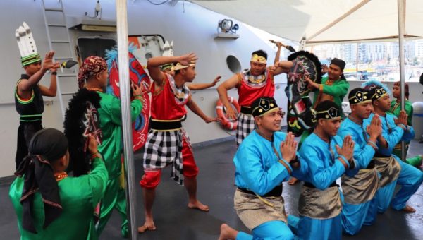 Siswa SMA Lebanon Ikut Ship Tour di KRI Sultan Hasanuddin