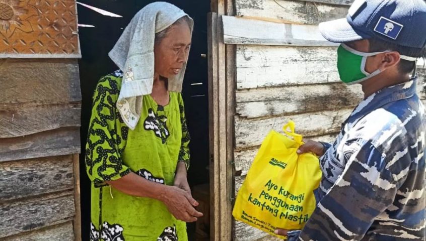 Prajurit Posal Kintap Bagikan Sembako ke Warga Sekitar