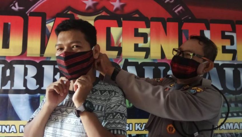 Kapolres Baubau Bagikan Masker Motif Kain Buton pada Wartawan