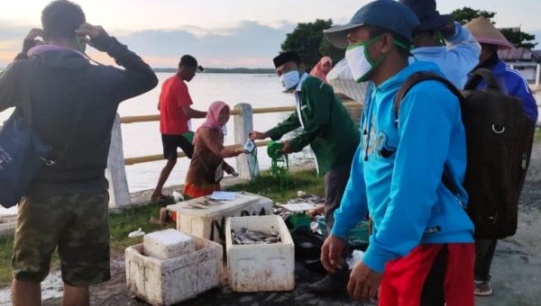 Gerakan Sosial DPC PKB Mubar Bagi Masker di Pelabuhan Tondasi