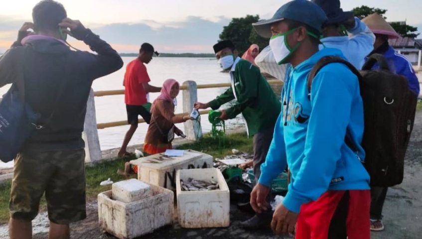 Gerakan Sosial DPC PKB Mubar Bagi Masker di Pelabuhan Tondasi