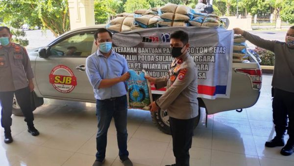 Perusahaan Tambang PT WIN Serahkan 30 Ton Beras ke Polda Sultra