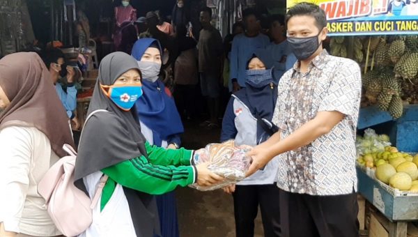 SMK Muhammadiyah Keling Bagikan Masker di Pasar Kelet dan Tanggulasi