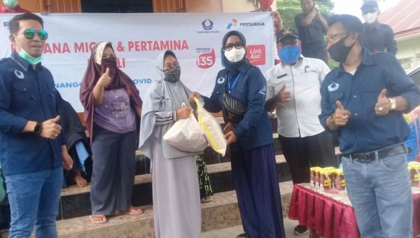 Pertamina dan Hiswana Migas Bagikan Ratusan Sembako di Kendari