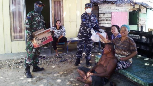 Peduli Covid-19, Pos TNI AL (Posal) Konawe Utara Gelar Baksos