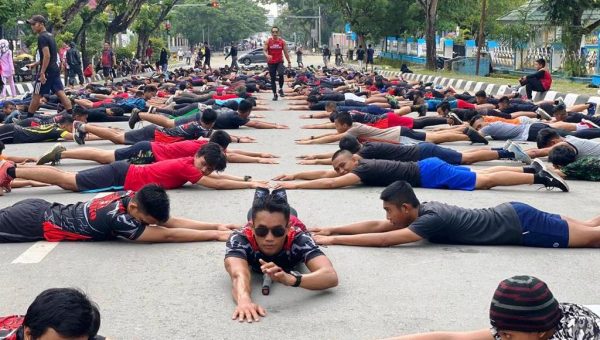 Peduli Sehat, Korem 143 Haluoleo Datangkan Eka Wira Dharmawan